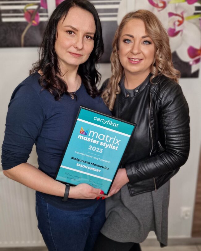 Małgosia otrzymała nagrodę z rąk pani Eweliny Drążek, z firmy Matrix