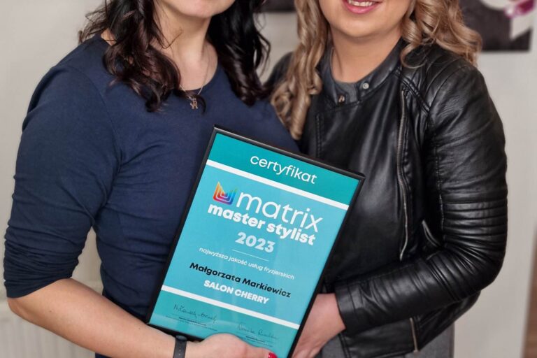 Małgosia otrzymała nagrodę z rąk pani Eweliny Drążek, z firmy Matrix
